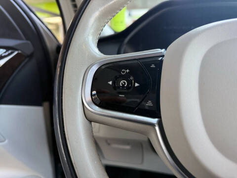 2016 Volvo XC90 T6 Momentum