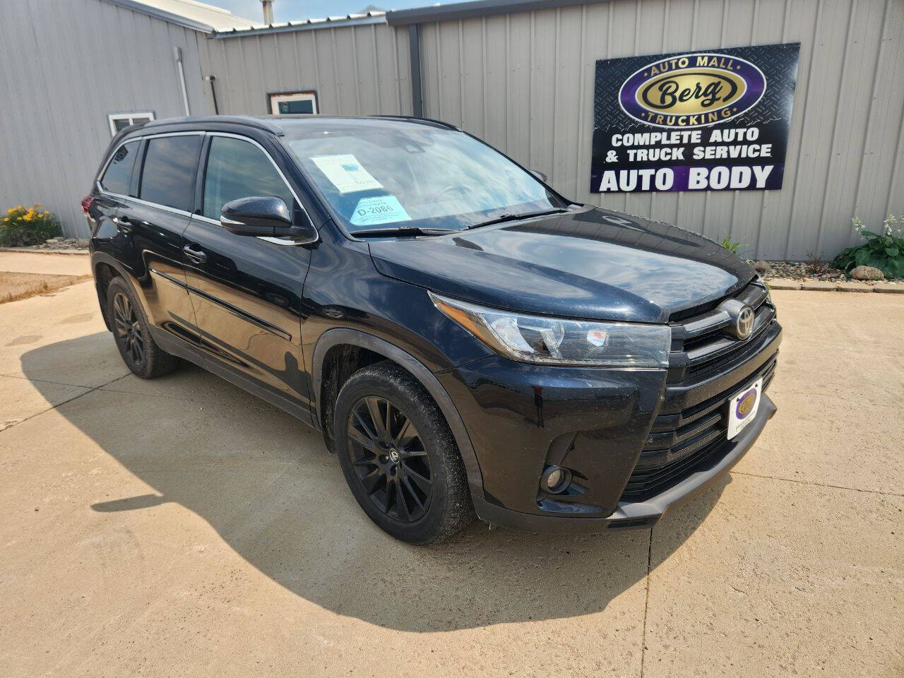 Black 2019 Toyota Highlander SE AWD SE 4dr SUV 1