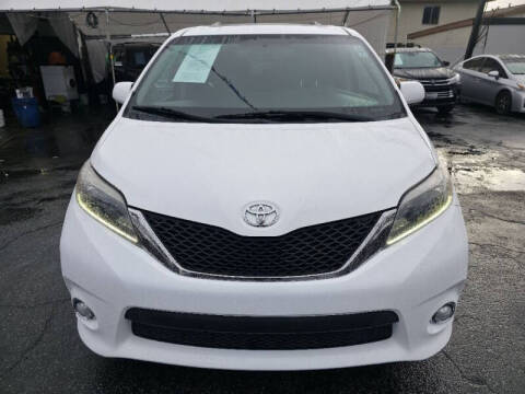 2016 Toyota Sienna SE 8-Passenger
