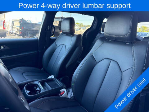 2027 Chrysler Pacifica Select