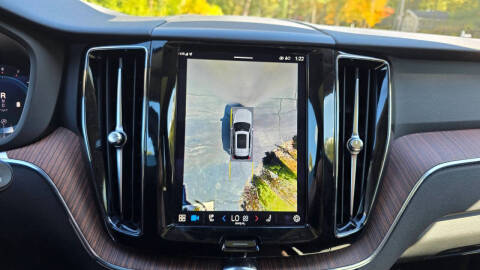 2023 Volvo XC60 B5 Plus Dark Theme