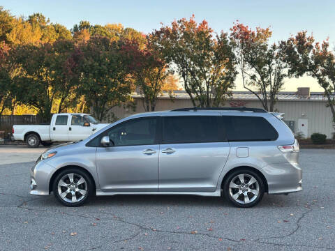 2013 Toyota Sienna SE 8-Passenger