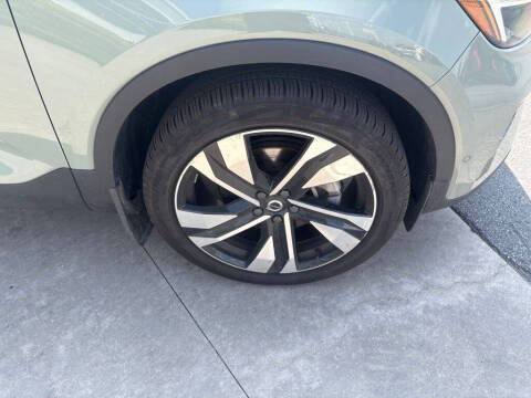 2024 Volvo XC40 B5 Plus Dark Theme