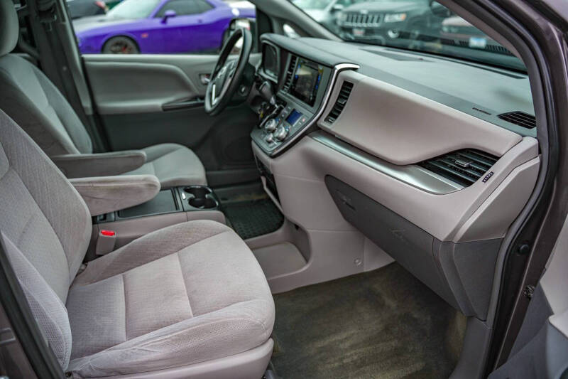 2015 Toyota Sienna LE 8-Passenger