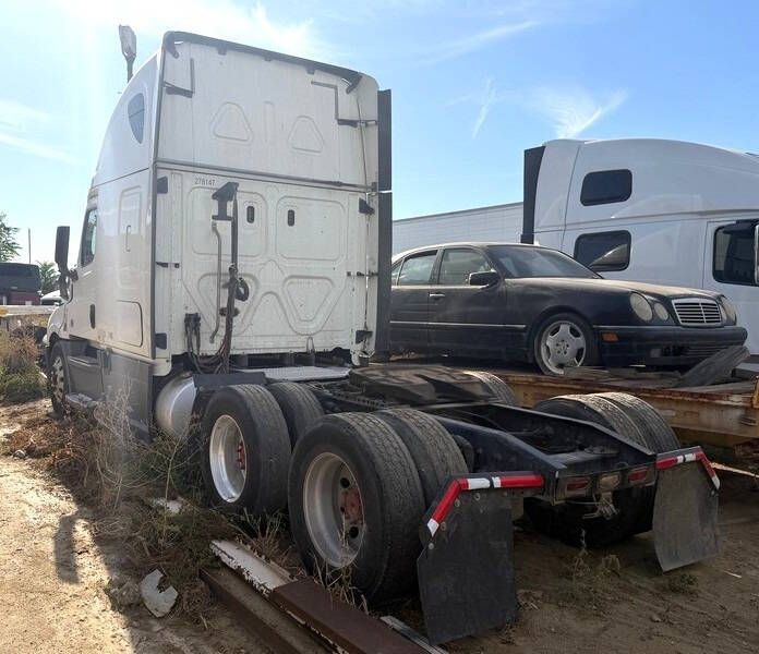2020 Freightliner Cascadia 126
