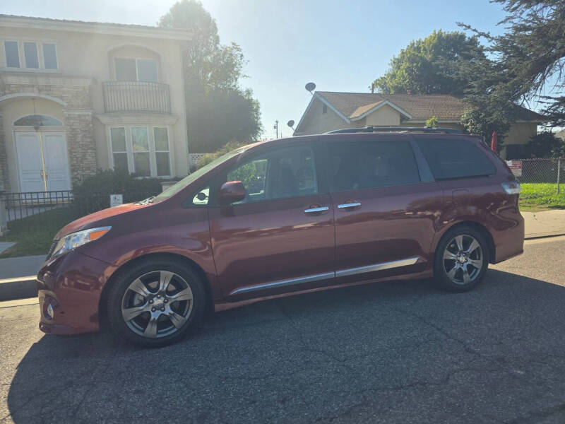 2013 Toyota Sienna SE 8-Passenger