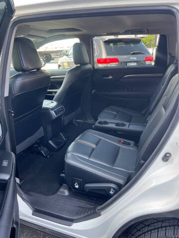 2017 Toyota Highlander SE