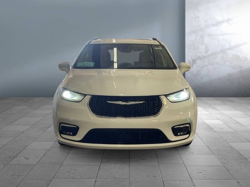 White 2022 Chrysler Pacifica Touring L Touring L 4dr Mini-Van 2