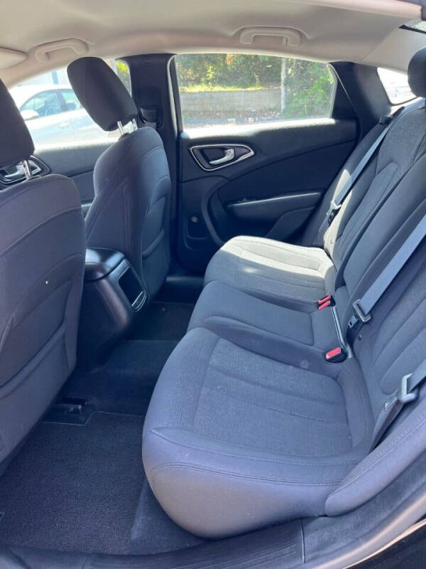 2016 Chrysler 200 LX