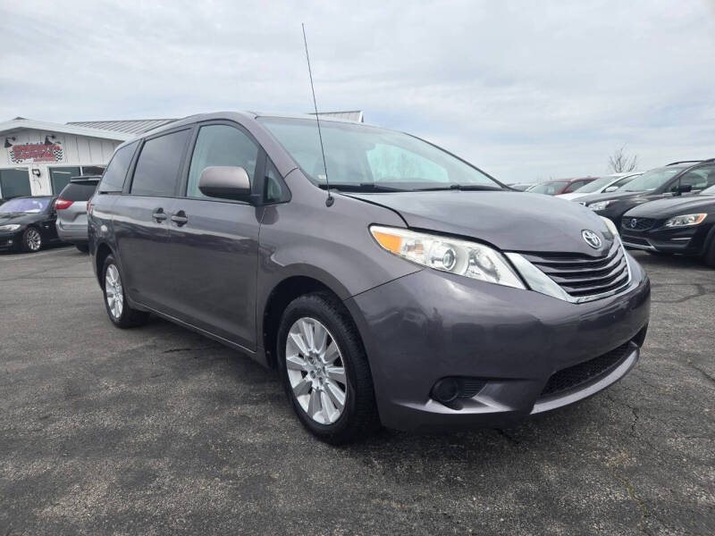 2013 Toyota Sienna LE 7-Passenger