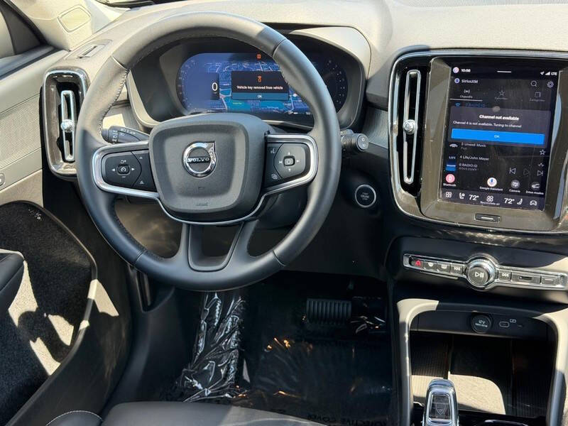 2025 Volvo XC40 B5 Plus Bright Theme
