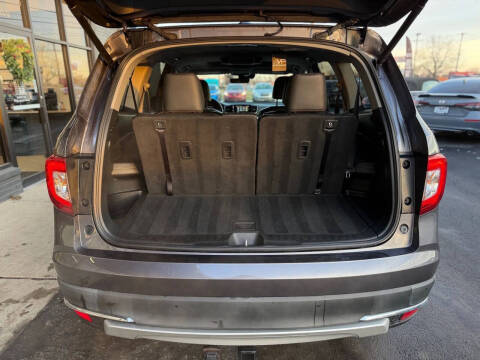 2021 Honda Pilot Touring w/Rear Captain's Chairs