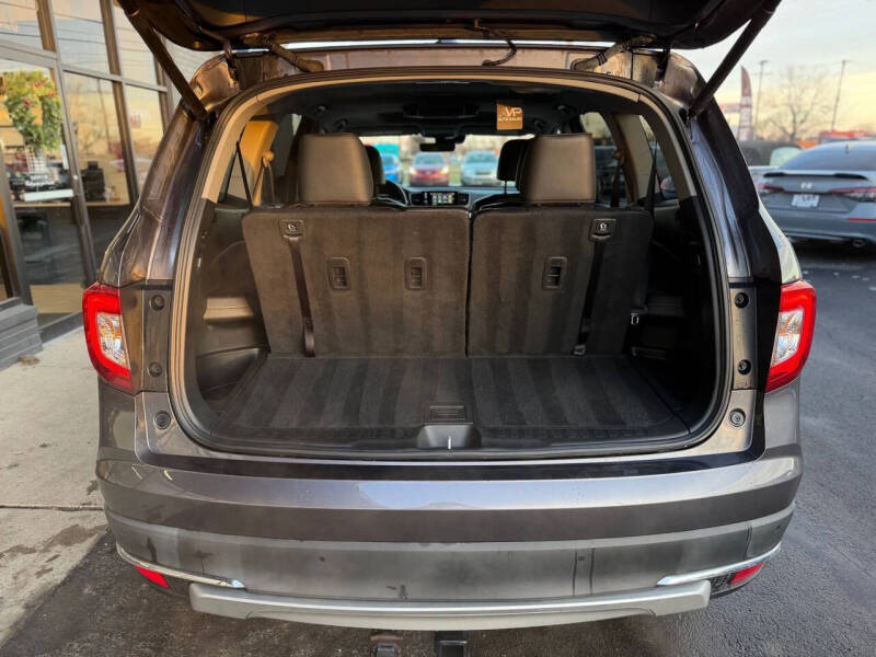 2021 Honda Pilot Touring w/Rear Captain's Chairs