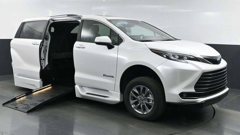2025 Toyota Sienna XLE's photo