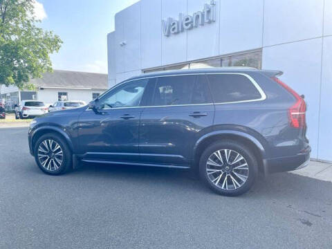 2022 Volvo XC90 T6 Momentum 6-Passenger
