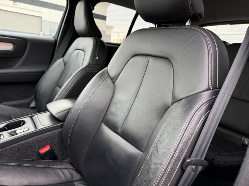 2022 Volvo XC40 T5 Momentum