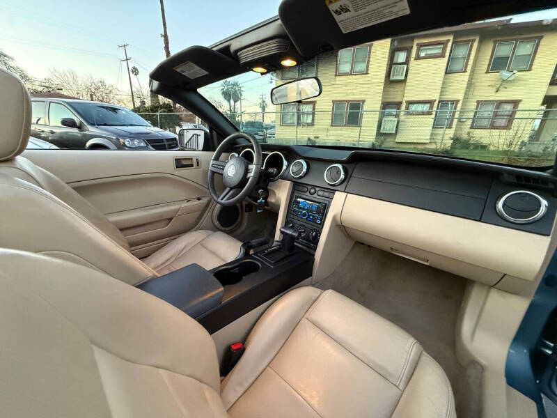 2005 Ford Mustang V6 Deluxe