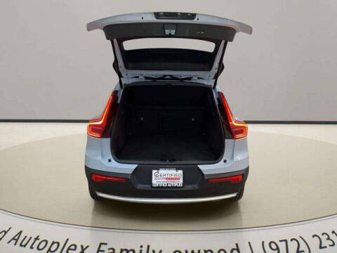 2025 Volvo XC40 B5 Core Bright Theme