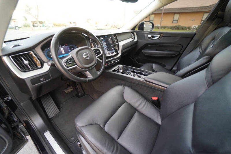 2025 Volvo XC60 B5 Plus Dark Theme