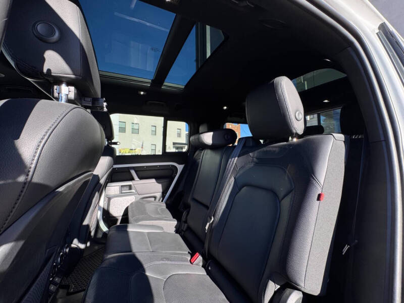 2024 Land Rover Defender 130 P400 X-Dynamic SE