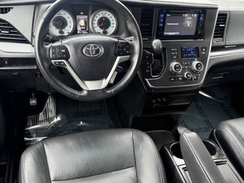 2017 Toyota Sienna SE 8-Passenger