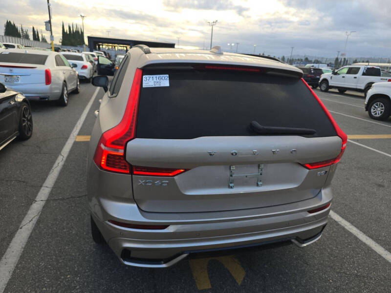 2024 Volvo XC60 B5 Ultimate Dark Theme