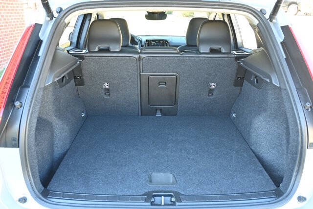 2025 Volvo XC40 B5 Core Bright Theme