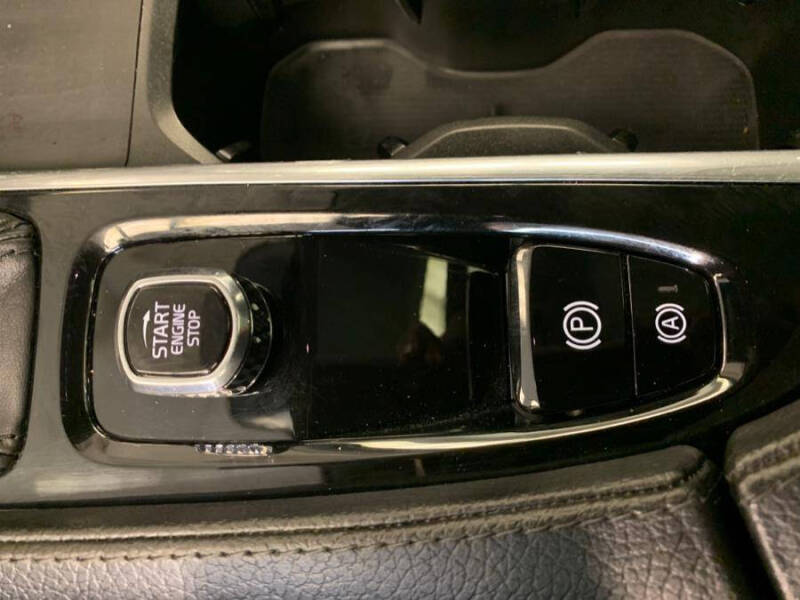 2022 Volvo XC90 T6 Momentum 7-Passenger