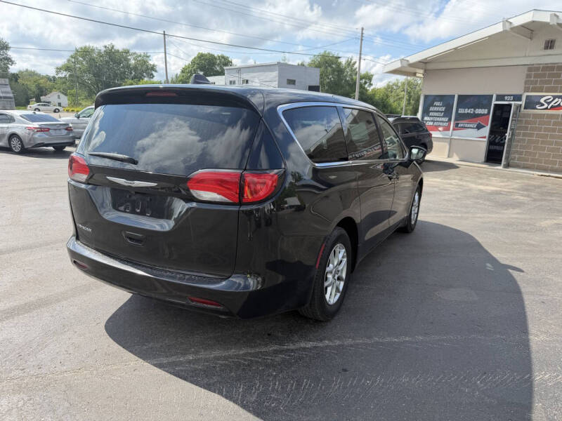 2023 Chrysler Voyager LX