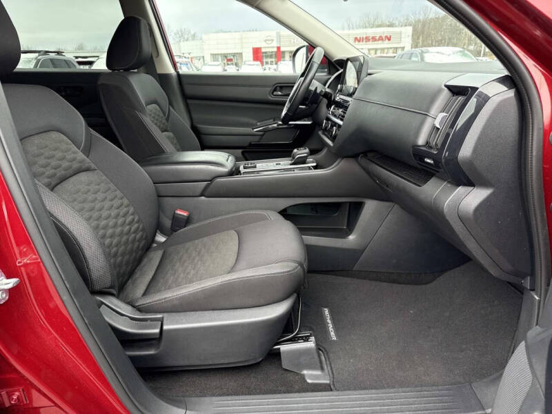 2024 Nissan Pathfinder SV