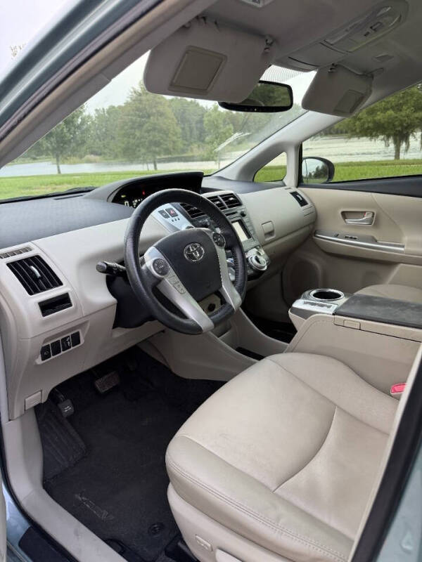 2014 Toyota Prius v Five