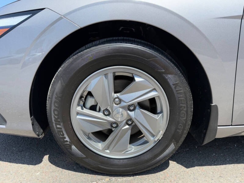 2024 Hyundai Elantra SE