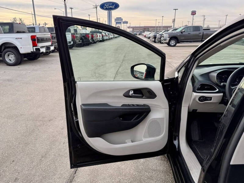 2024 Chrysler Pacifica Plug-In Hybrid Select