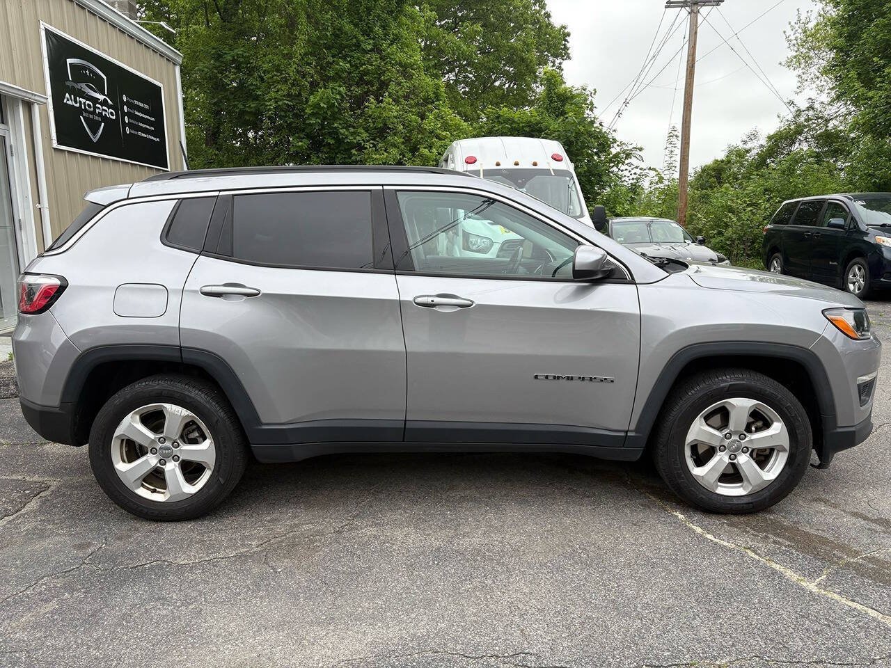 View vehicle photo 2