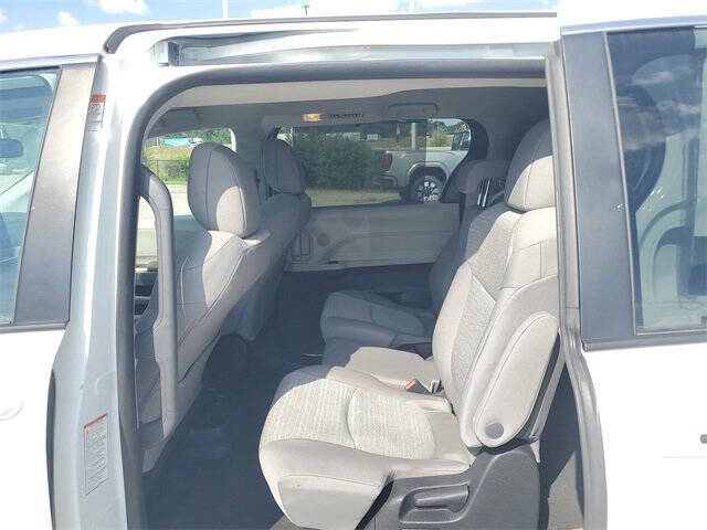 2022 Toyota Sienna LE 8-Passenger