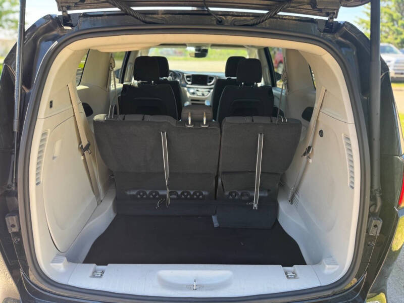 2022 Chrysler Voyager LX
