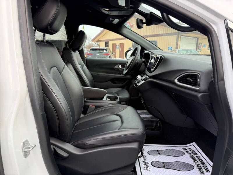 2025 Chrysler Pacifica Select
