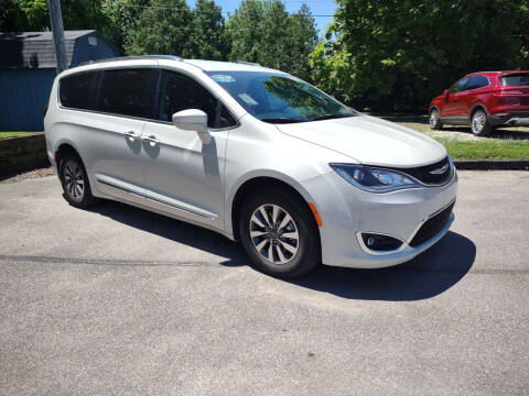 2020 Chrysler Pacifica for sale at Dave's Car Corner in Hartford City IN