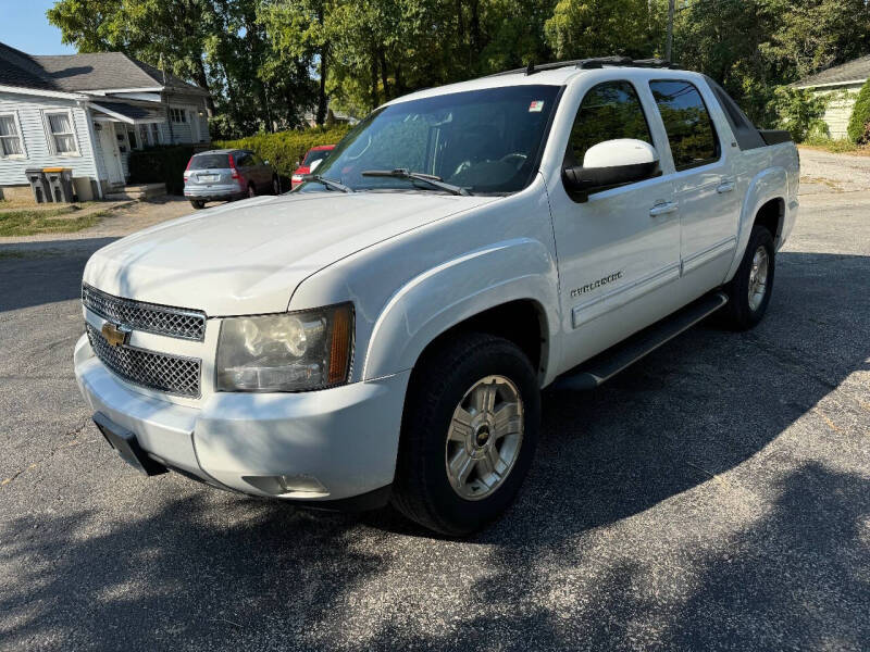 2011 Chevrolet Avalanche LT photo 2