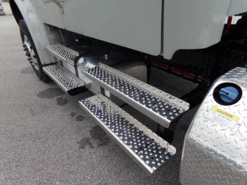 2024 Freightliner M2 106