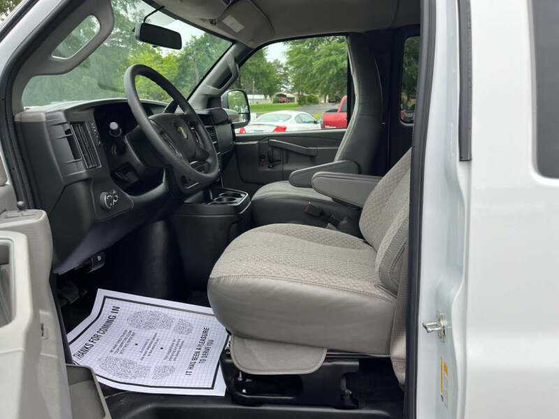 2025 Chevrolet Express LS 3500