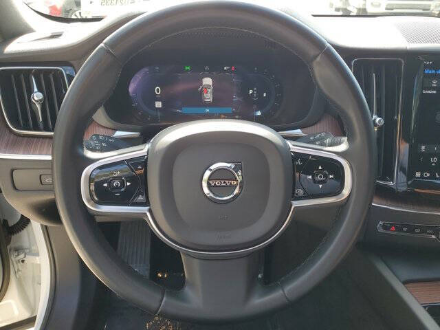 2023 Volvo XC60 B5 Plus Dark Theme