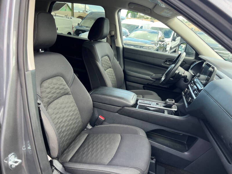 2024 Nissan Pathfinder SV