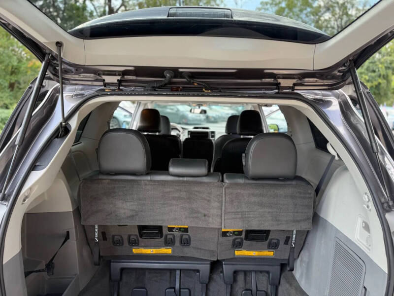 2013 Toyota Sienna SE 8-Passenger