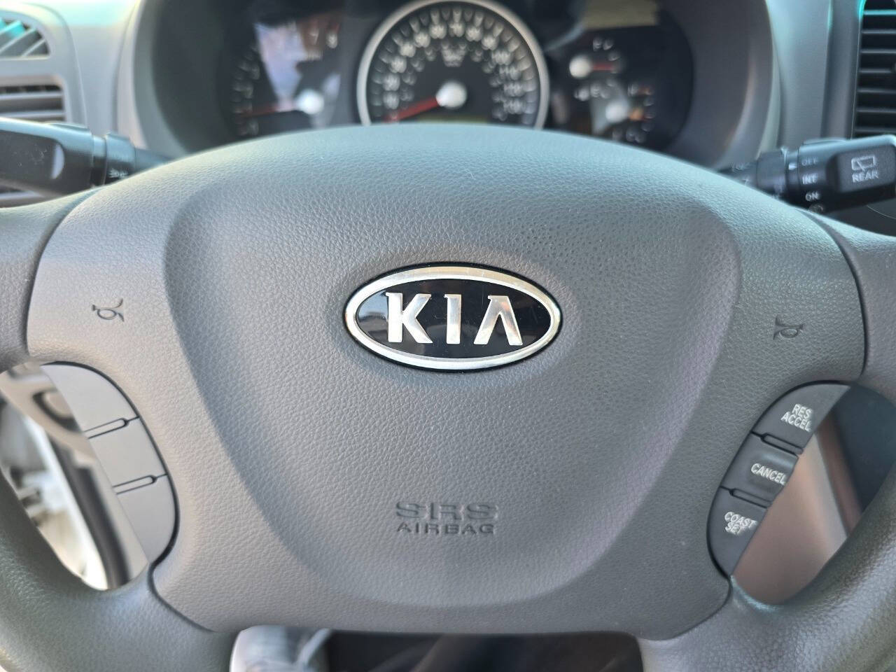 2009 Kia Sedona for sale at QUEENSGATE AUTO SALES in York, PA