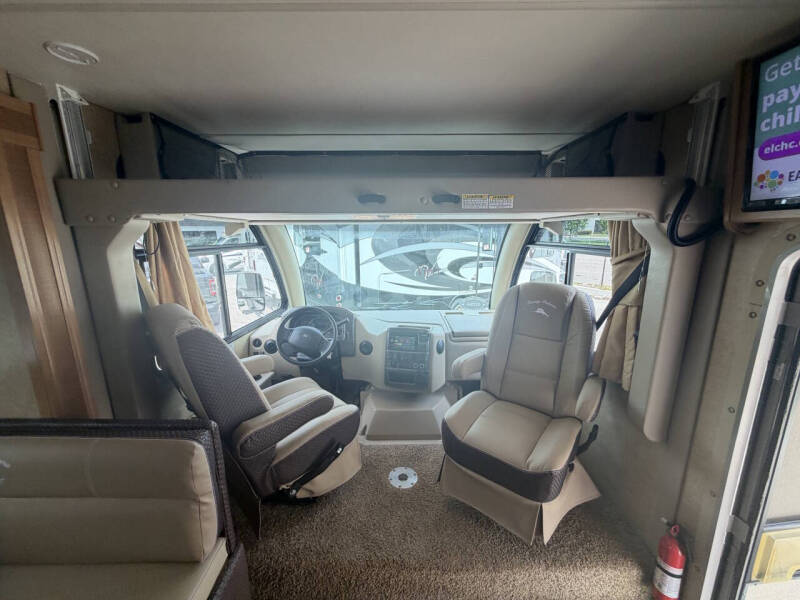2015 Thor Motor Coach Axis