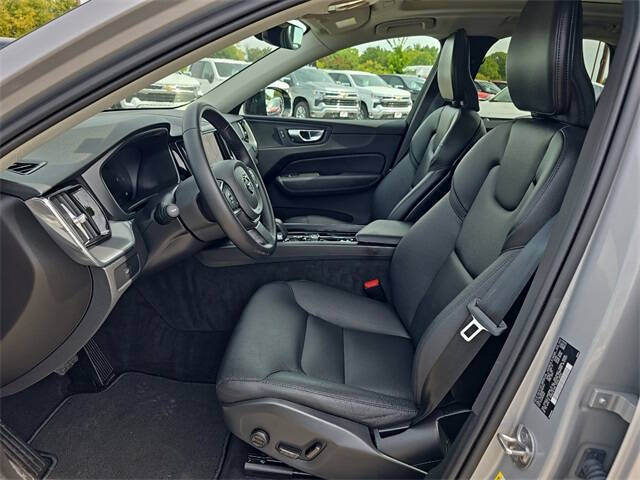 2024 Volvo XC60 B5 Core Dark Theme