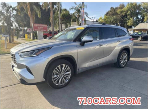 2021 Toyota Highlander for sale at Dealers Choice Inc in Farmersville CA