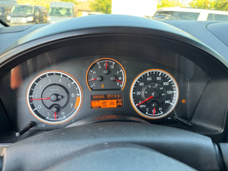 2011 Nissan Titan SV