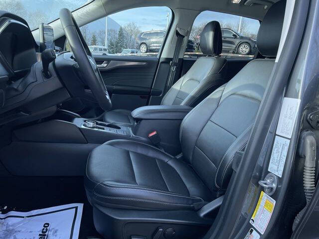 2022 Ford Escape Hybrid Titanium